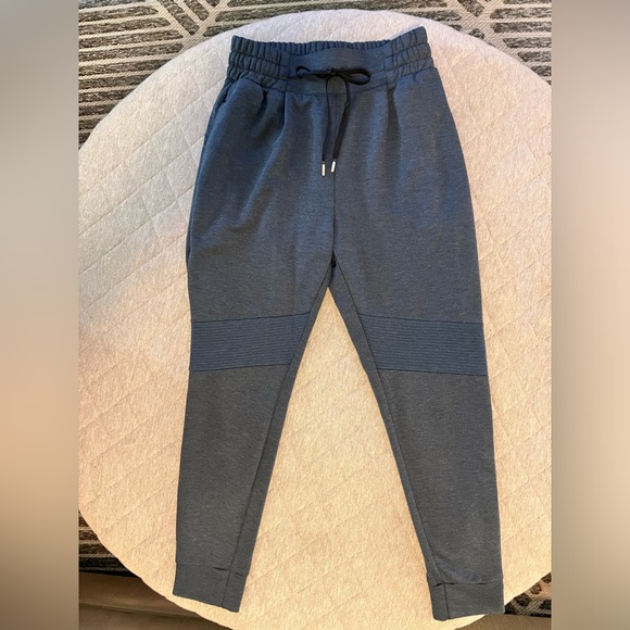 ON Running Women XS Blue Sweat Pants Joggers Original $140 - Picture 1 of 9